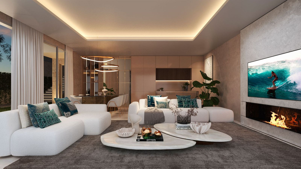 Moderne woonkamer met open haard en surfer op tv scherm