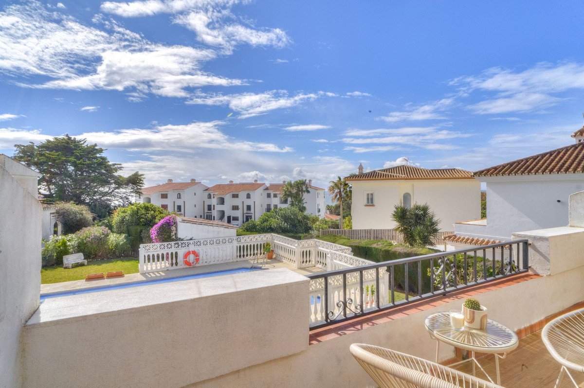 2 Bed Top Floor Apartment in Miraflores في Miraflores — شقة