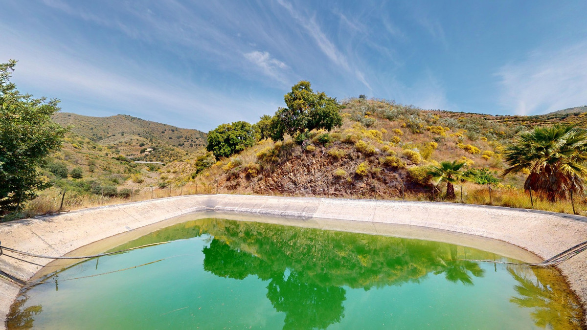 Wateropslagtank in landelijke omgeving met heuvels