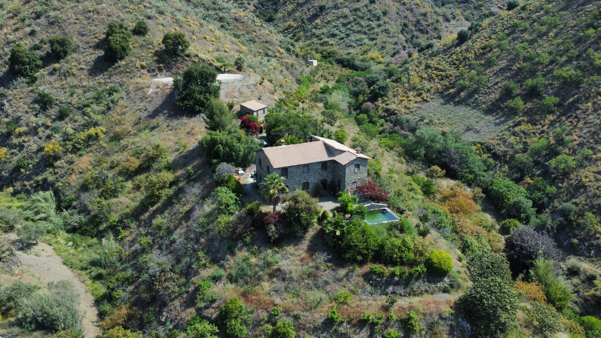 Luchtfoto van een villa met zwembad op een berghelling.