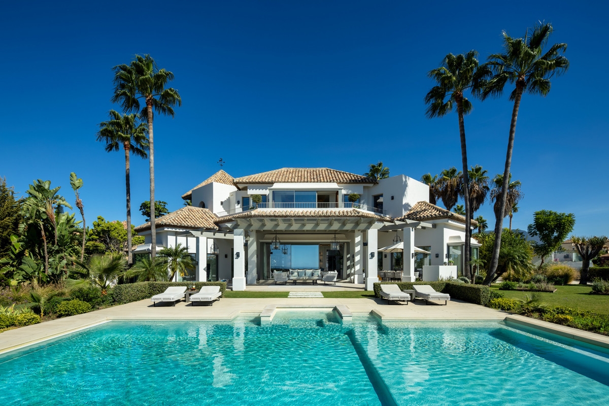 Luxe villa met zwembad en palmbomen in Marbella