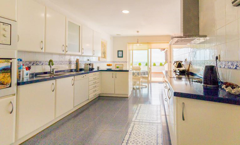 Lichte keuken met uitzicht op zee