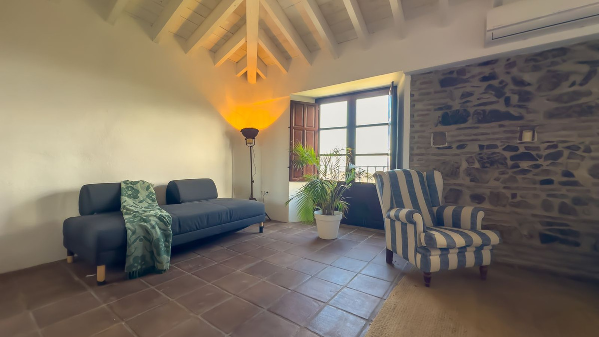 Stijlvolle woonkamer met bank, fauteuil en stenen muur