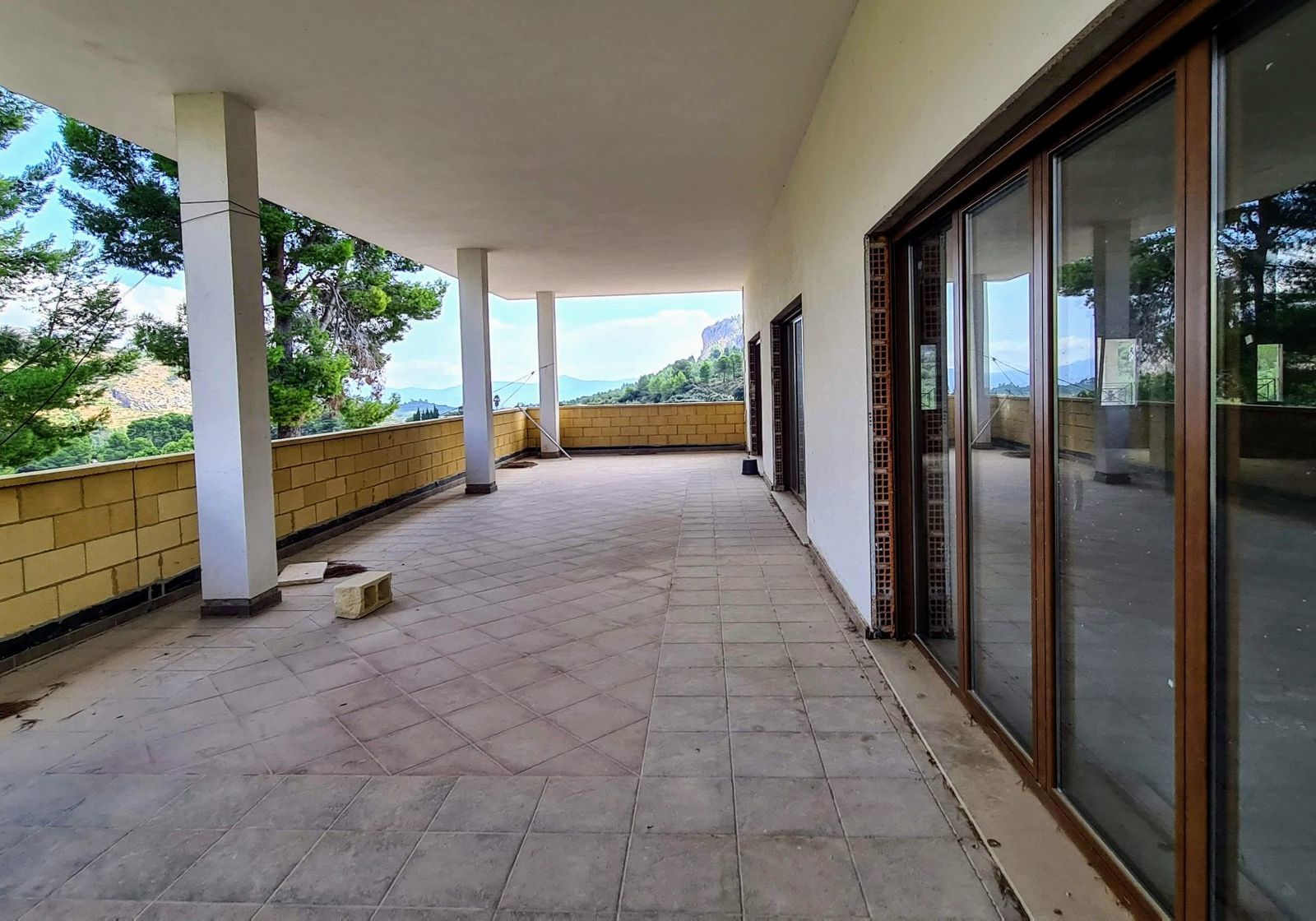 Groot terras met uitzicht op de bergen