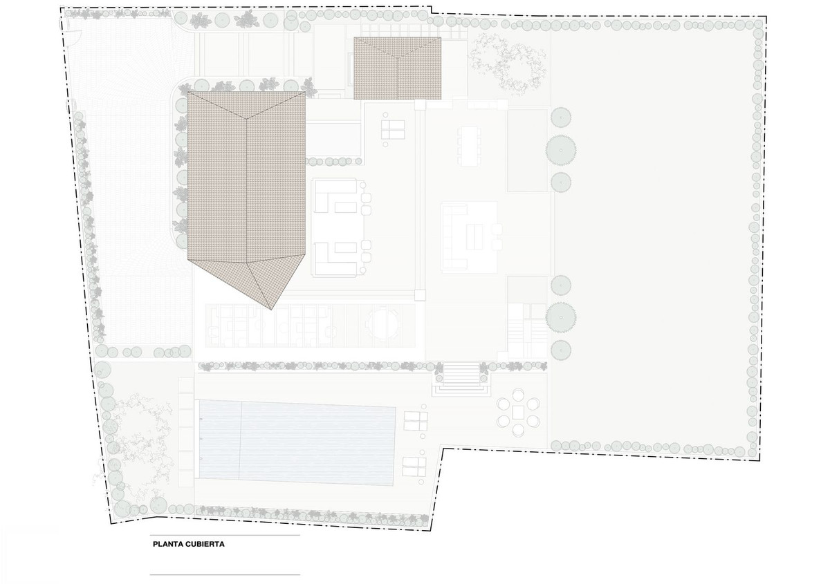 Plattegrond van een huis met zwembad en tuin.