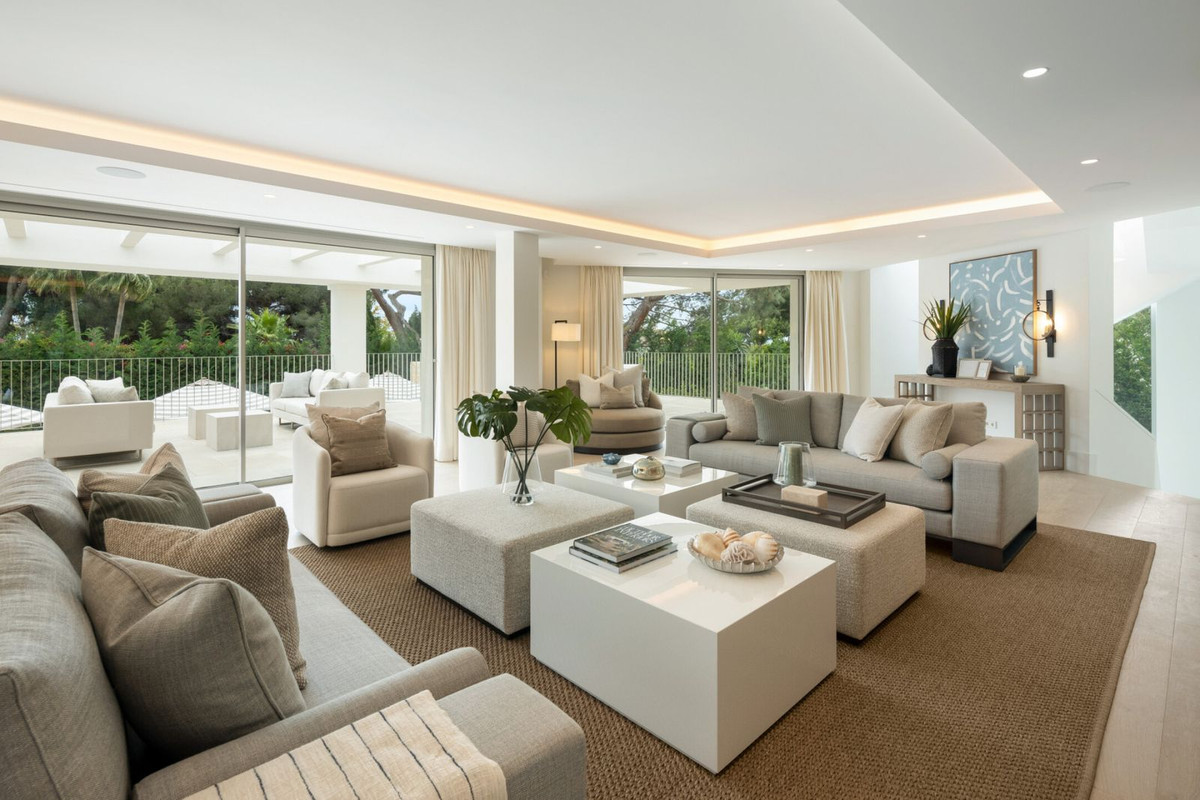 Lichte, ruime woonkamer met toegang tot het terras.