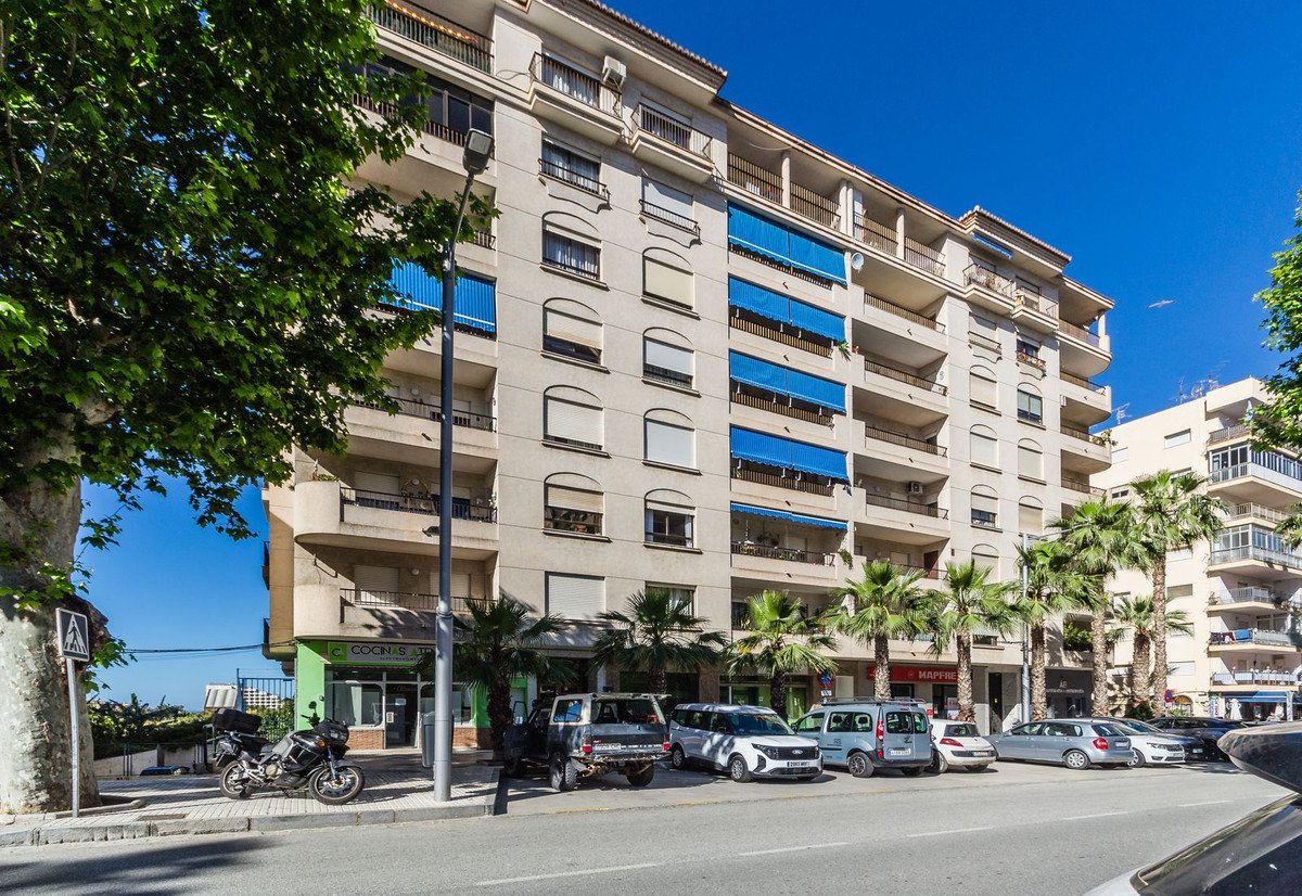4 Bed شقة في الطابق الأوسط in Almuñecar في Almuñecar, 