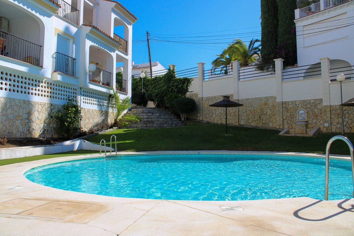 2 Bed شقة في الطابق الأوسط in Nerja في Nerja, شقة