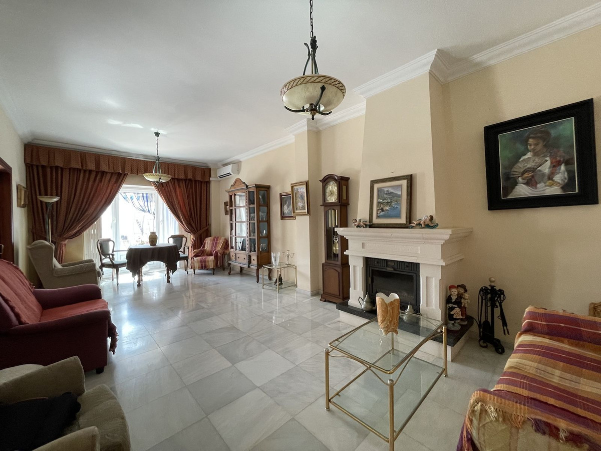 Elegante woonkamer met open haard en klassieke inrichting.