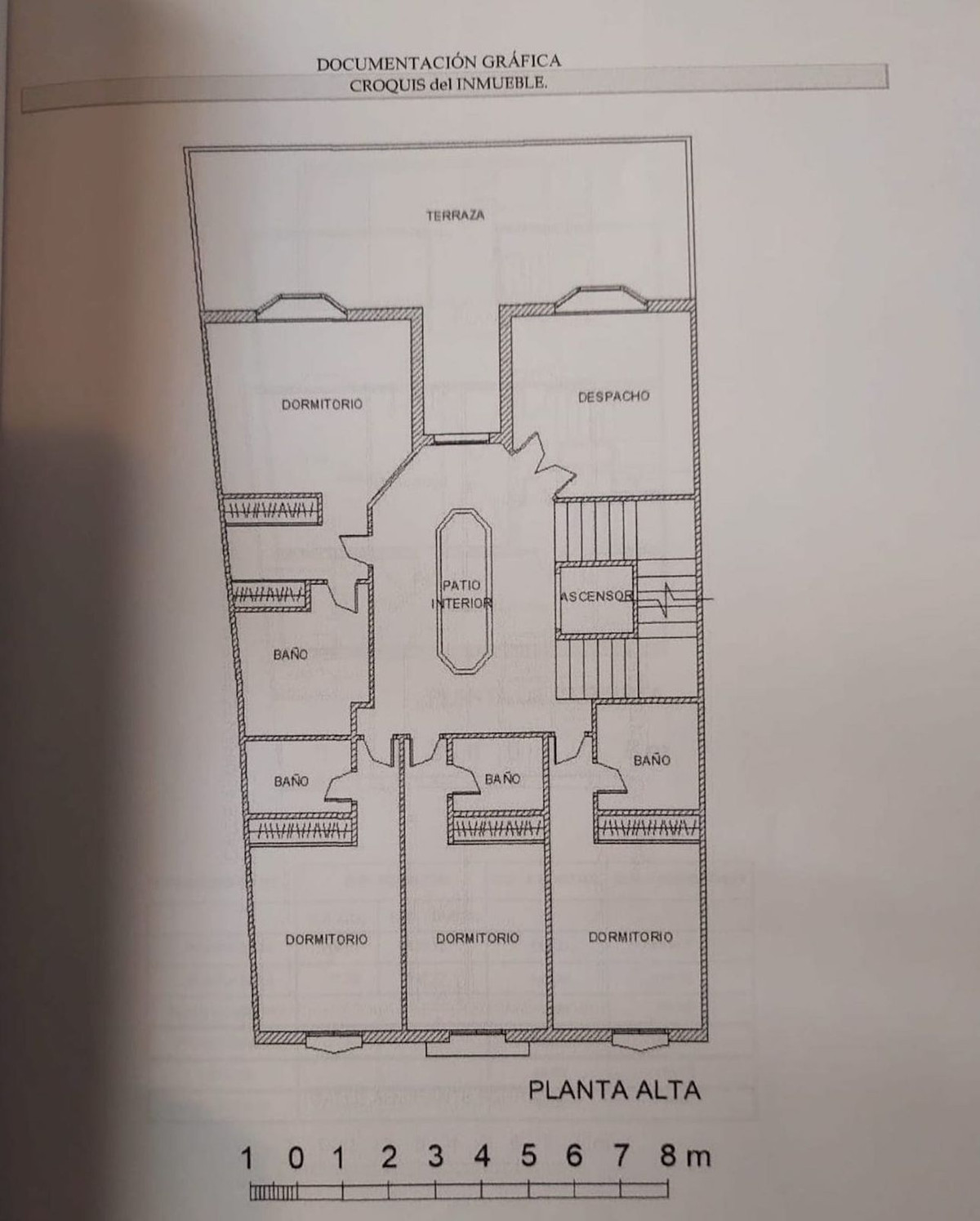 Plattegrond van de bovenste verdieping met slaapkamers, badkamers en terras.