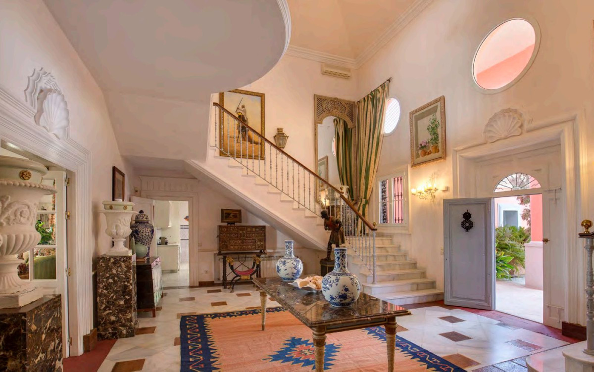 Elegante foyer met trap en decoratieve elementen