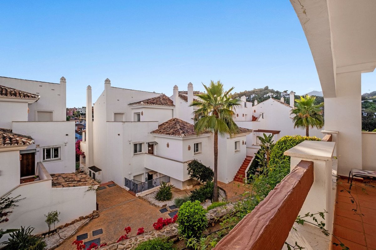 2 Bed Middle Floor Apartment in Nueva Andalucía in Nueva Andalucía — Apartment