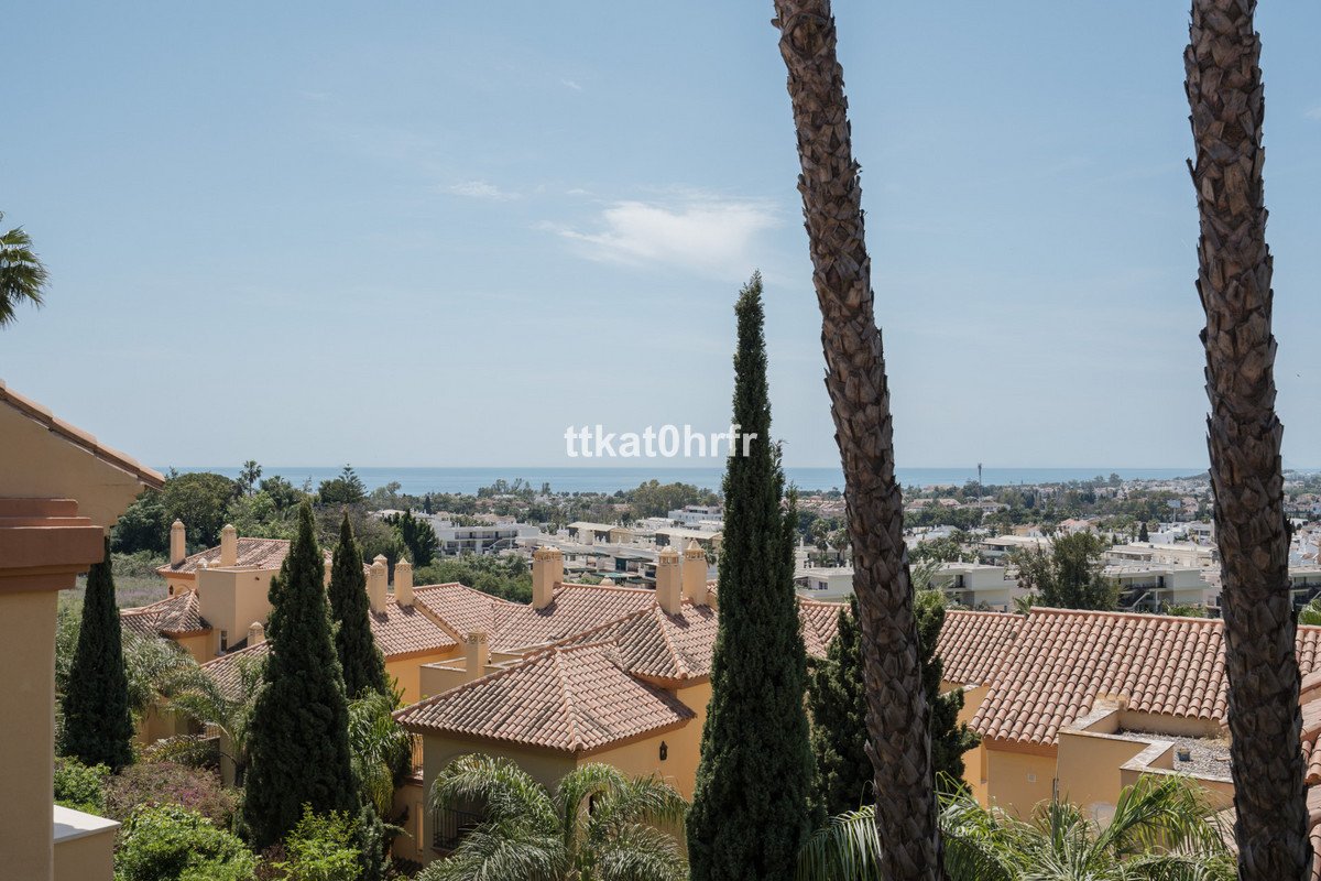 3 Bed Middle Floor Apartment in Nueva Andalucía in Nueva Andalucía, Apartment