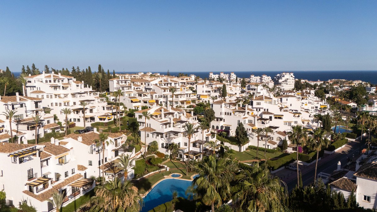 3 Bed Middle Floor Apartment in Nueva Andalucía in Nueva Andalucía, Apartment