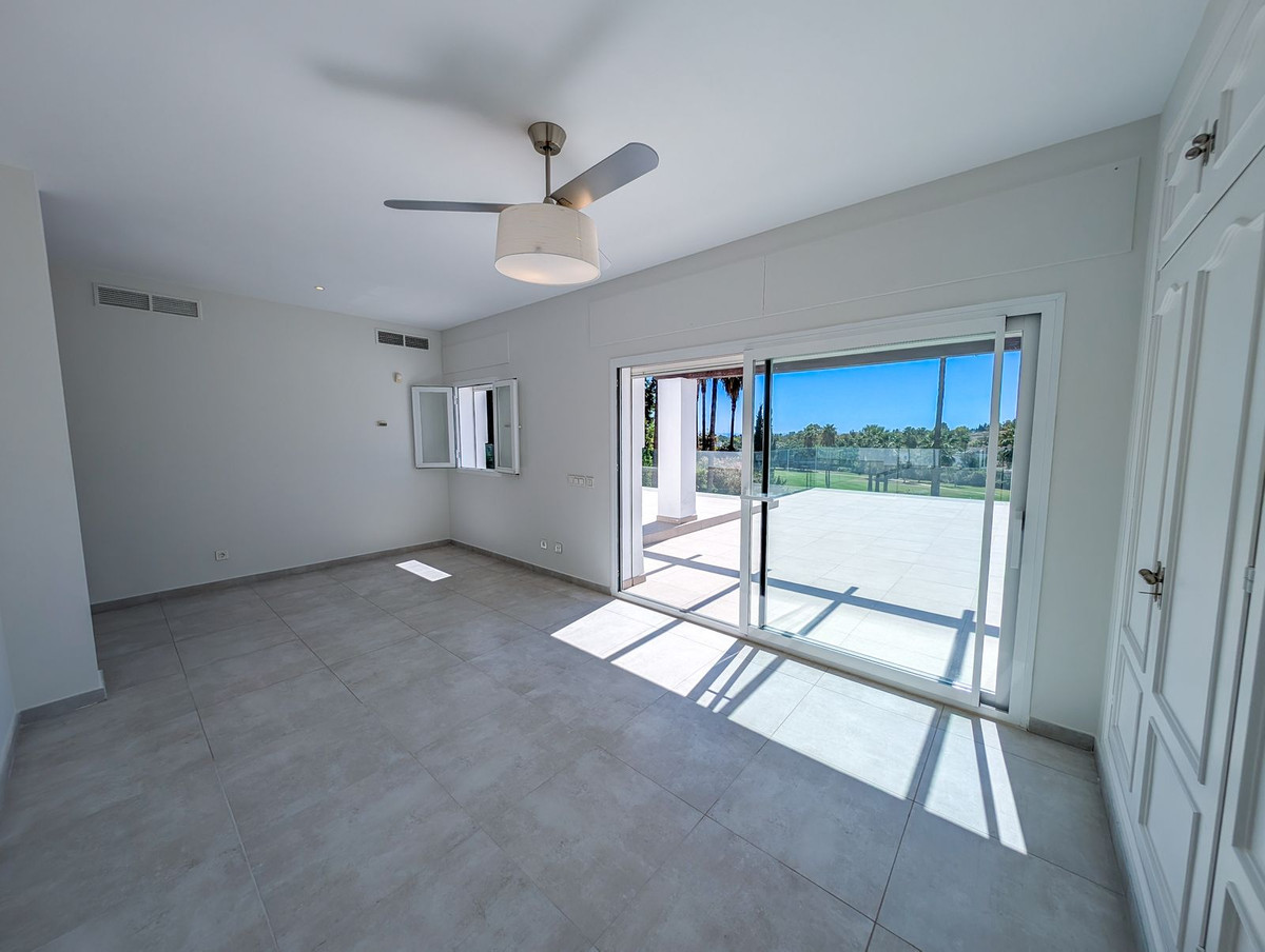 5 Bed Detached Villa in Nueva Andalucía in Nueva Andalucía — Detached Villa