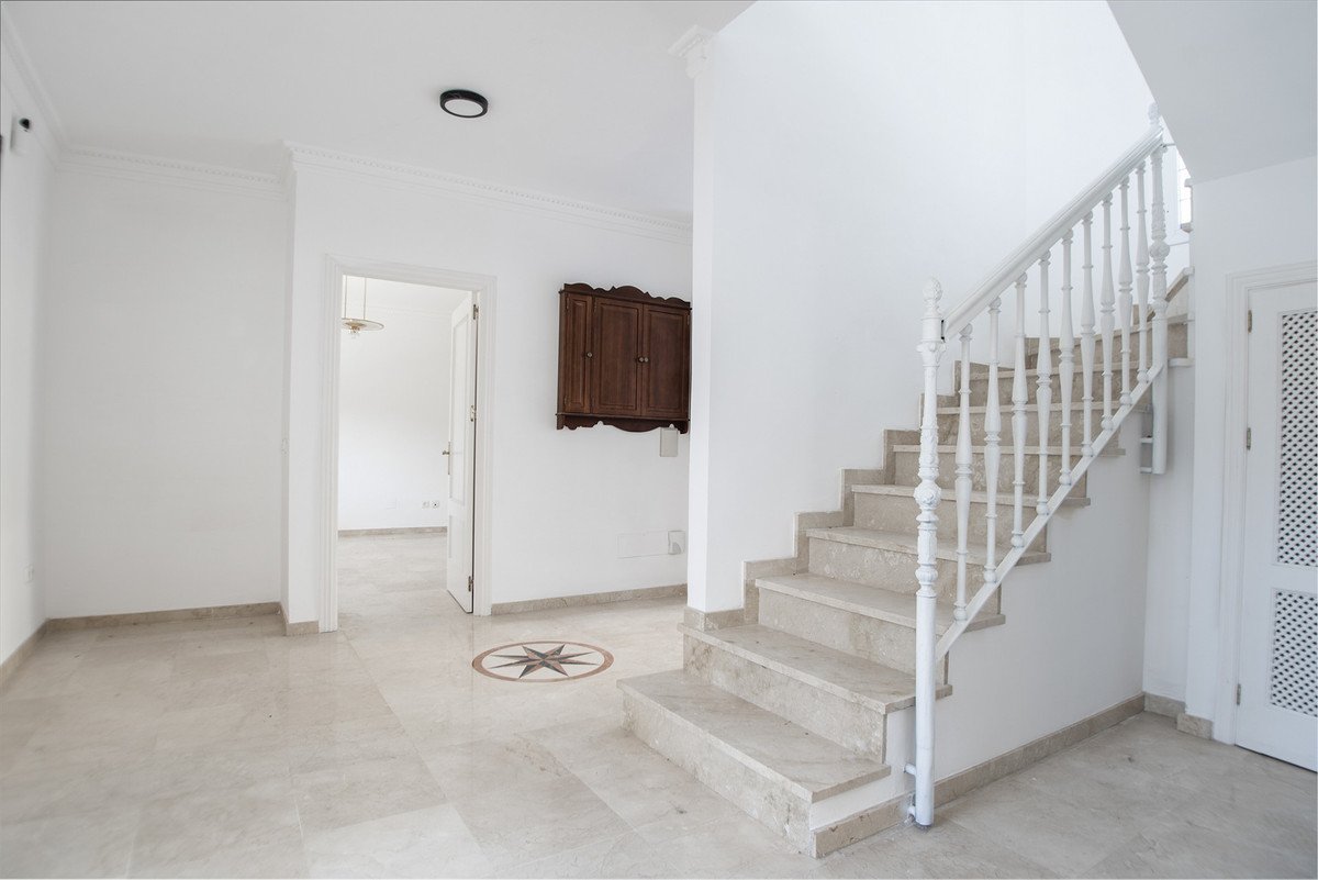 4 Bed Detached Villa in Nueva Andalucía in Nueva Andalucía — Detached Villa