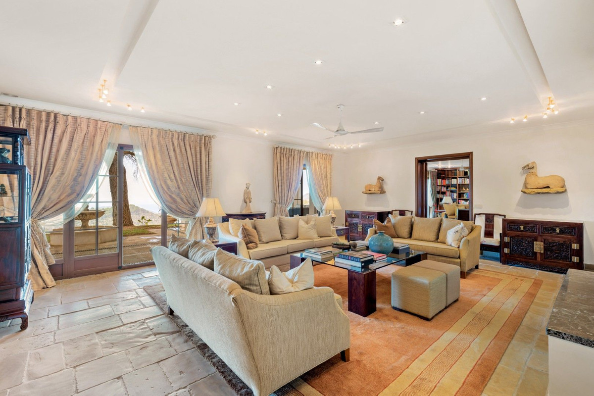 Elegante woonkamer met comfortabele banken en uitzicht op de tuin.