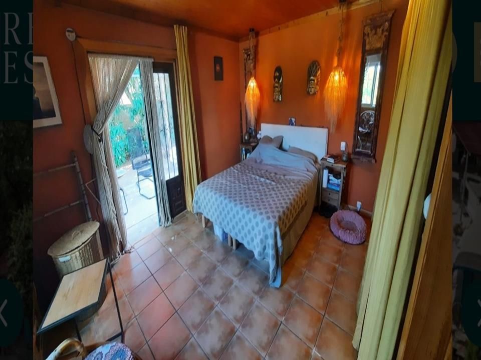 Slaapkamer met terracotta tegels en balkon