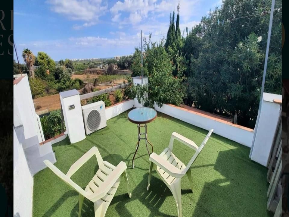 Dakterras met uitzicht op het platteland, inclusief zitplaatsen en airconditioning.