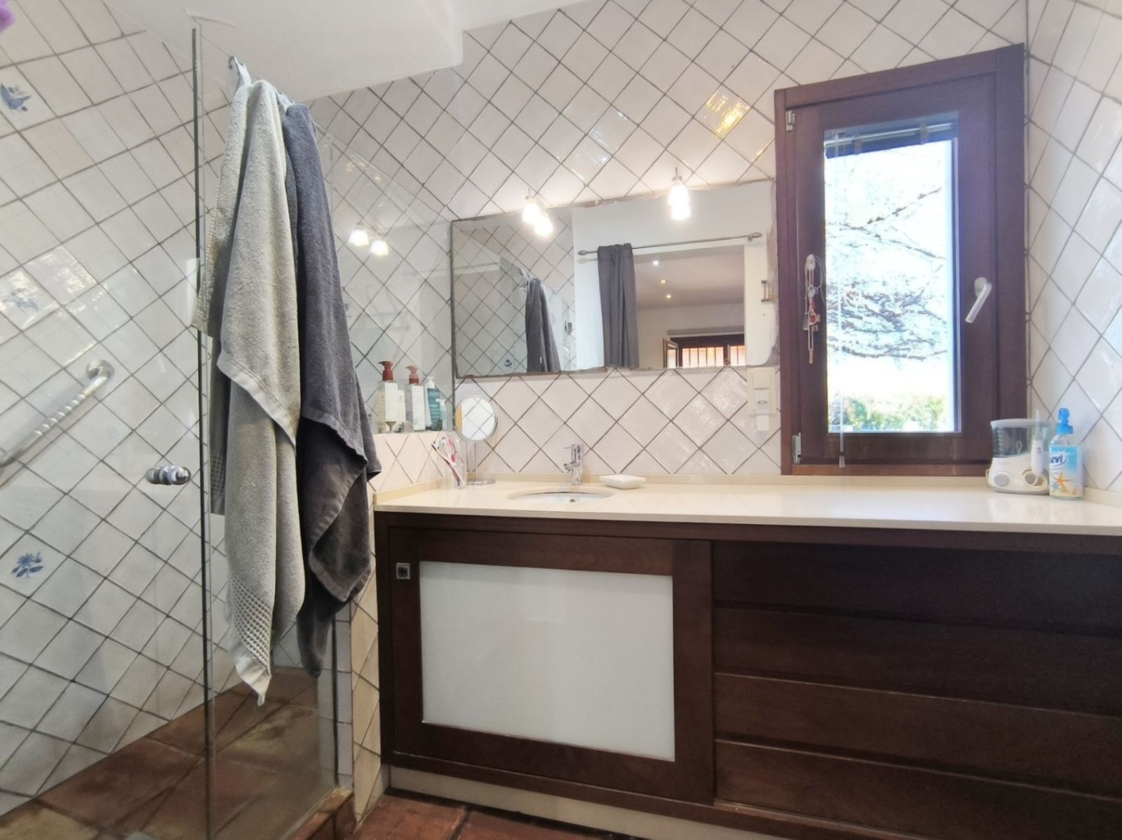 Moderne badkamer interieur met wastafel en spiegel