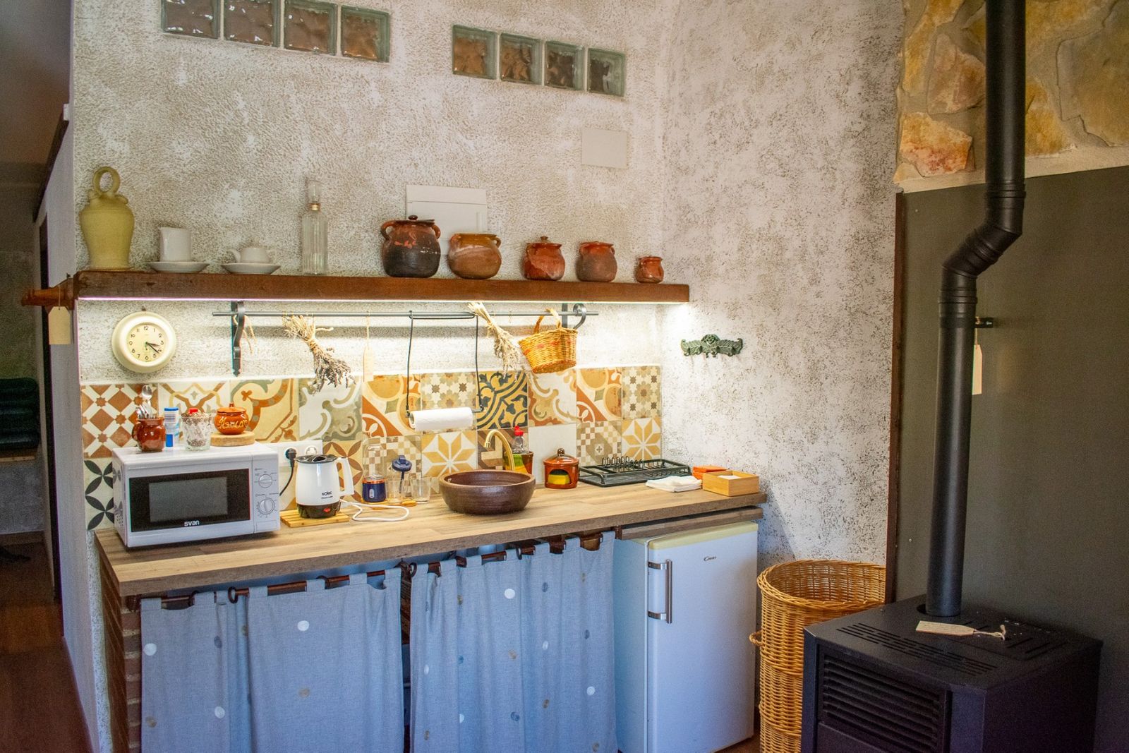 Gezellige rustieke keuken met vintage details en houten accenten.