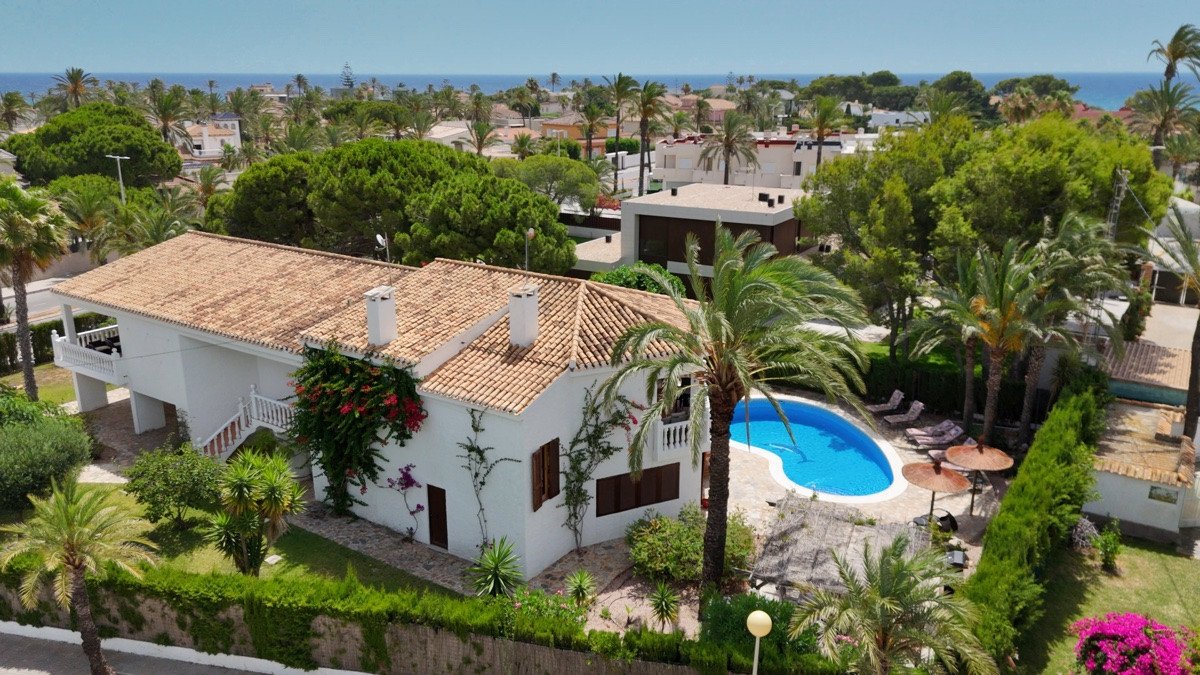 4 Bed Detached Villa in Cabo Roig