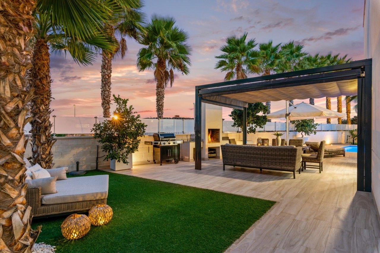 5 Bed فيلا مستقلة in Cabo Roig في Cabo Roig, فيلا منفصلة