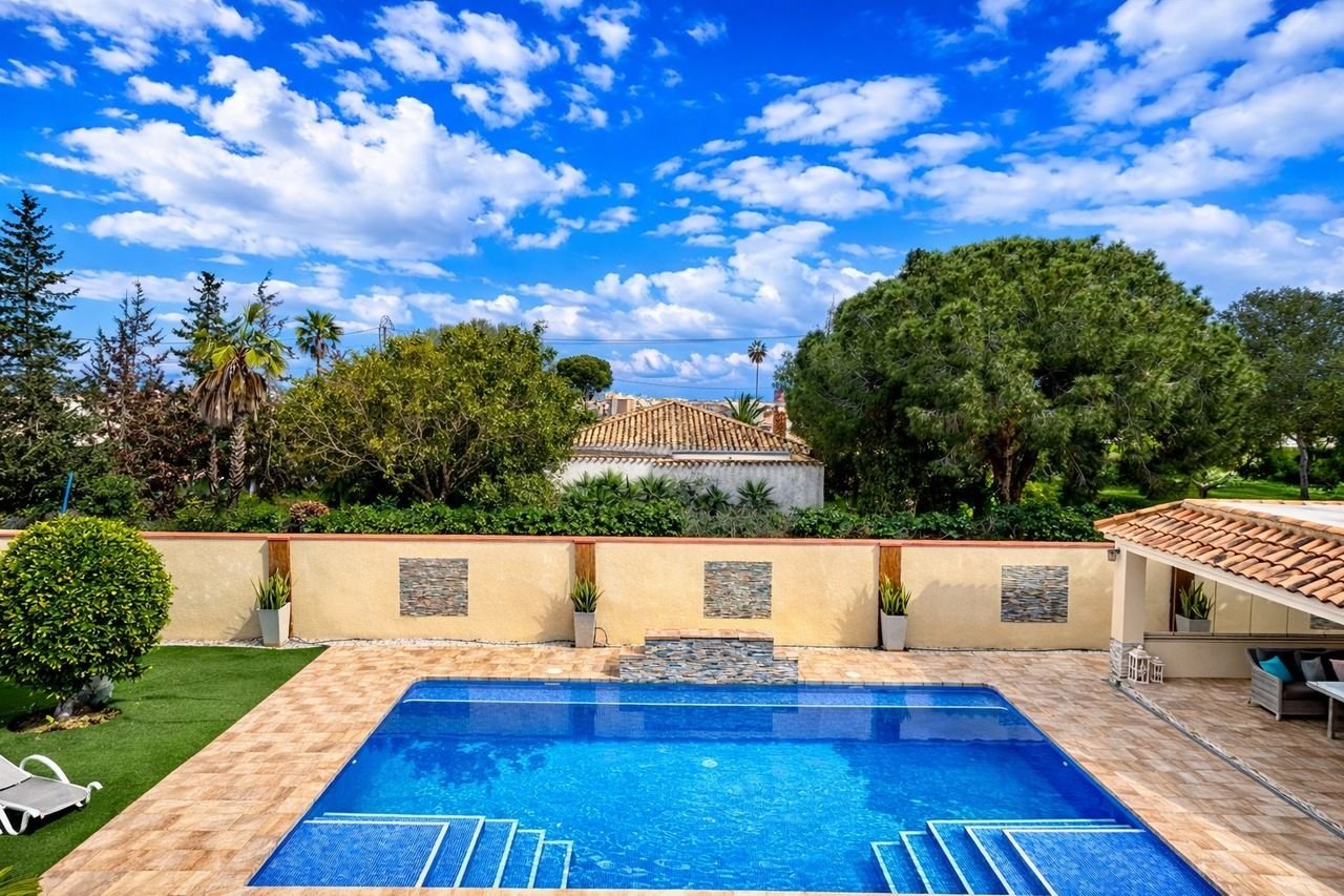 6 Bed فيلا مستقلة in Cabo Roig في Cabo Roig, فيلا منفصلة