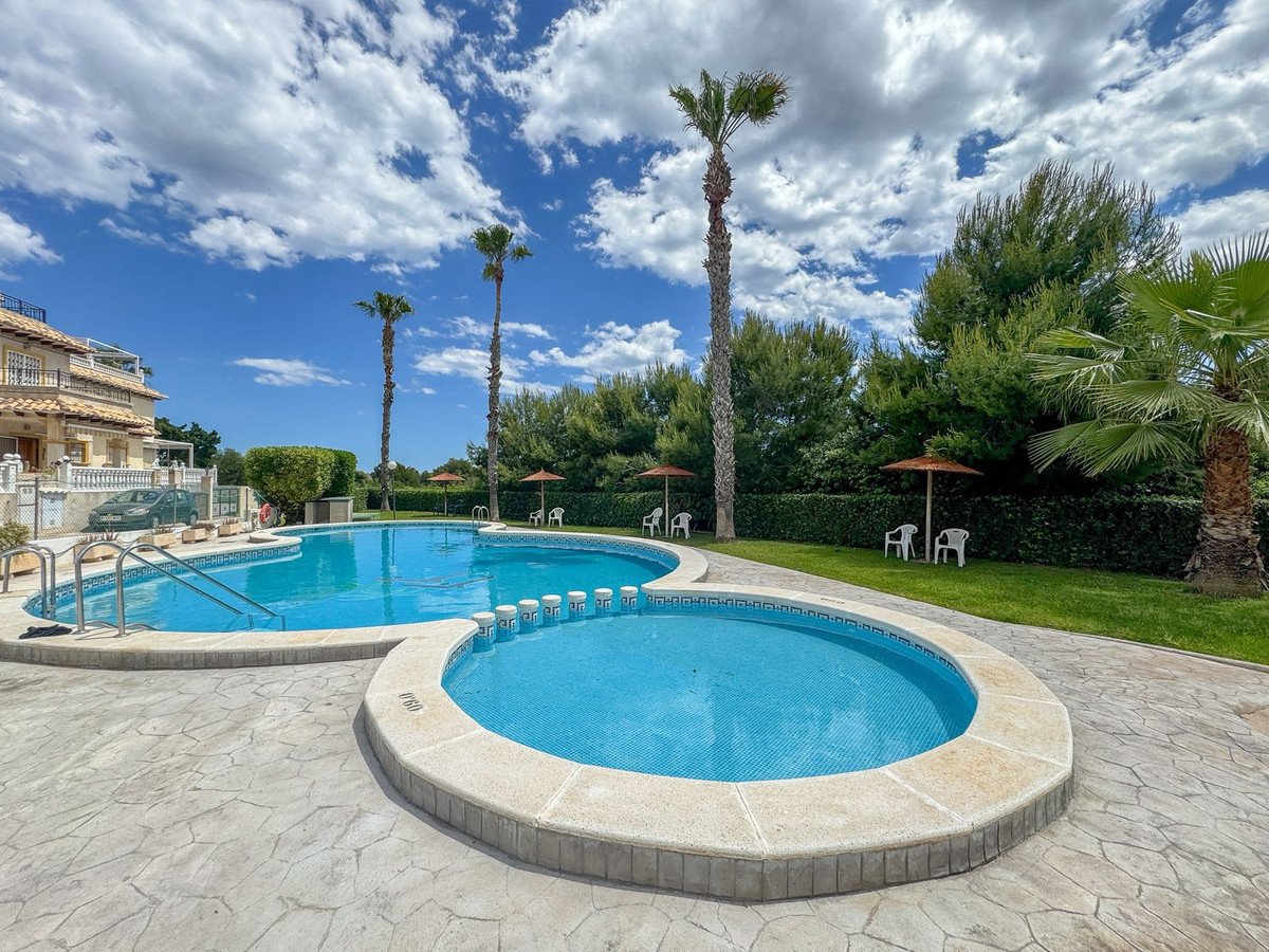 2 Bed Quad in La Zenia في La Zenia, منزل رباعي (quad house)