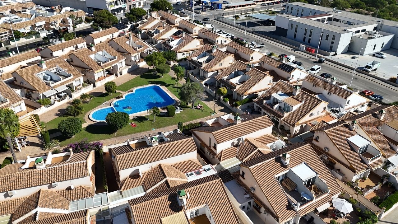 3 Bed Bungalow in La Zenia في La Zenia, بونجالو