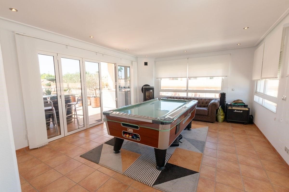 3 Bed شقة في الطابق الأوسط in Los Dolses