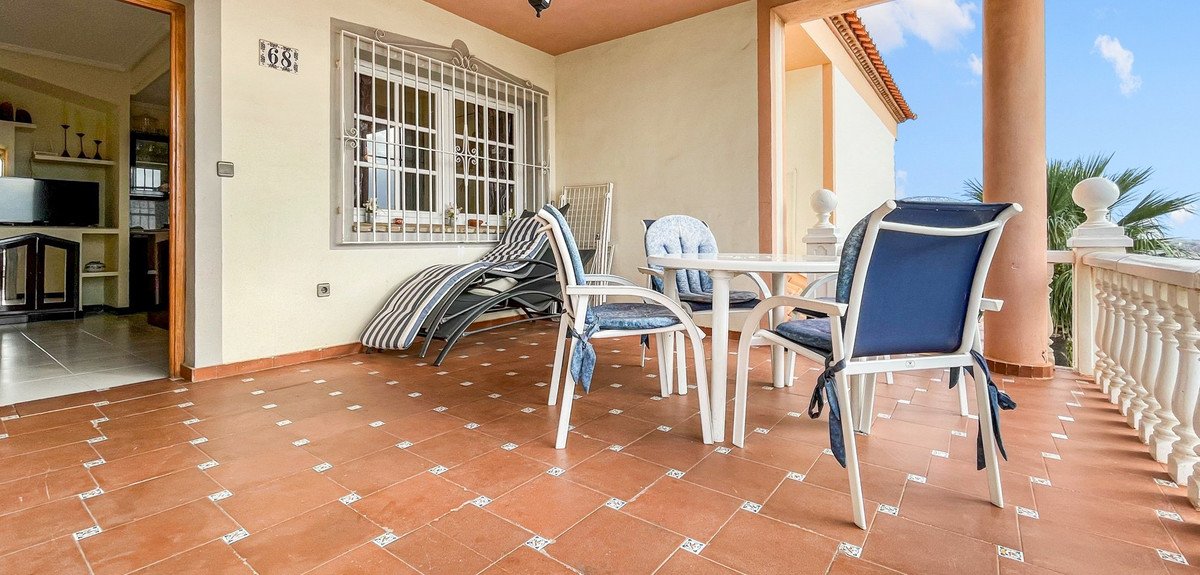 2 Bed Middle Floor Apartment in Orihuela Costa