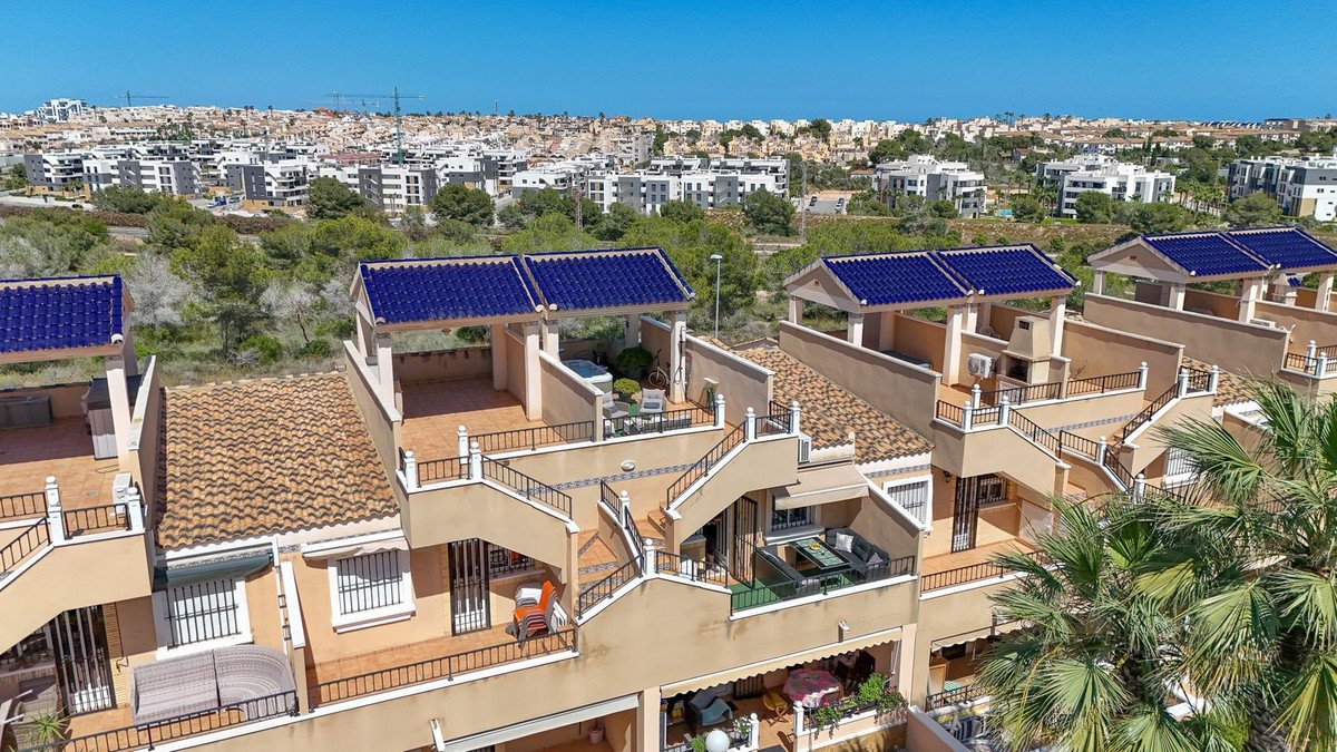 2 Bed Bungalow in Orihuela Costa في Orihuela Costa, بungalو