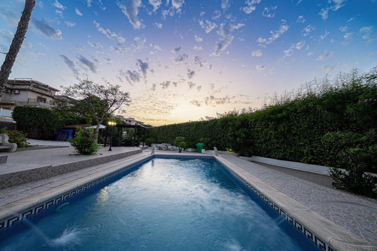 3 Bed Frittstående villa in Orihuela Costa