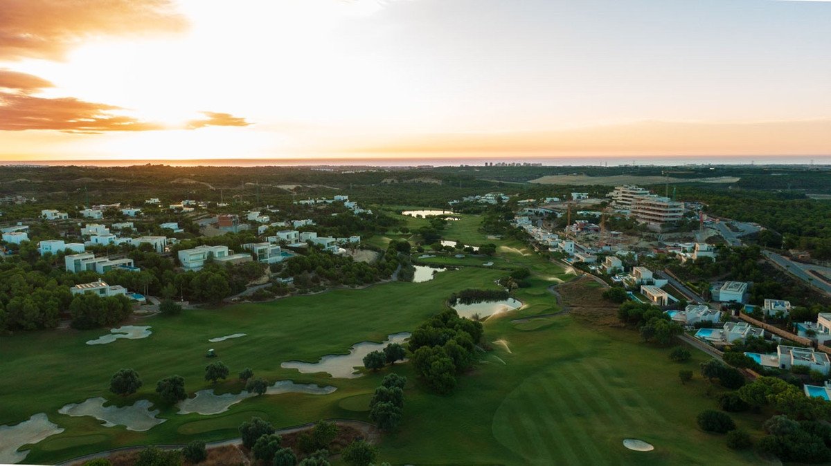 5 Bed فيلا مستقلة in Las Colinas Golf في Las Colinas Golf, فيلا منفصلة