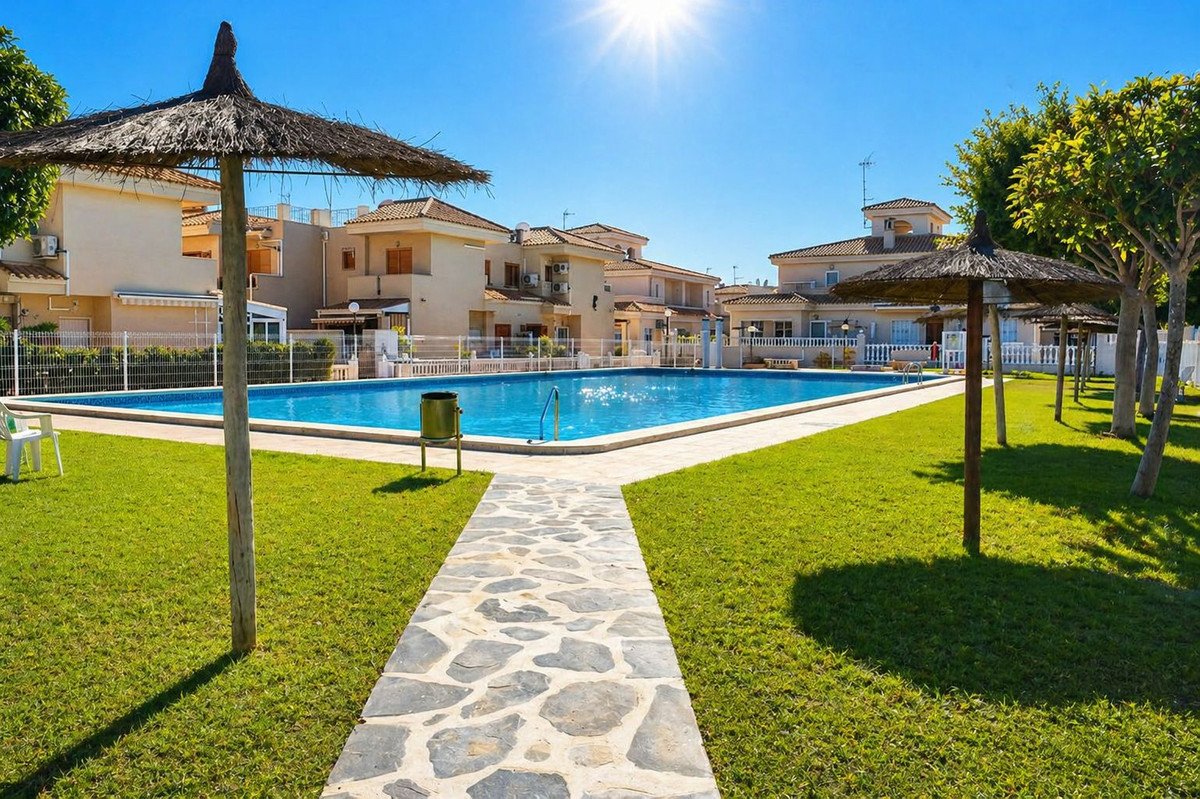 2 Bed شقة في الطابق الأرضي in Playa Flamenca في Playa Flamenca, شقة