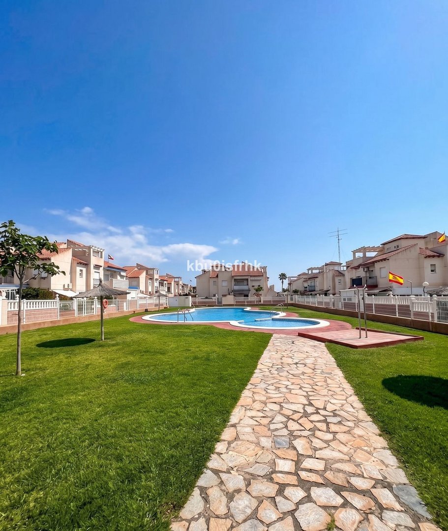 2 Bed شقة في الطابق العلوي in Playa Flamenca في Playa Flamenca, 