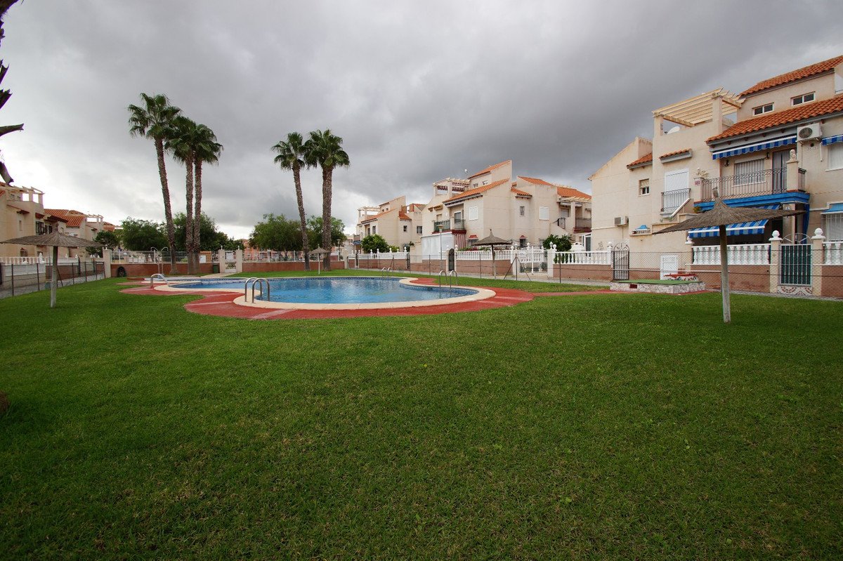 2 Bed Bungalow in Playa Flamenca في Playa Flamenca, دوبلكس