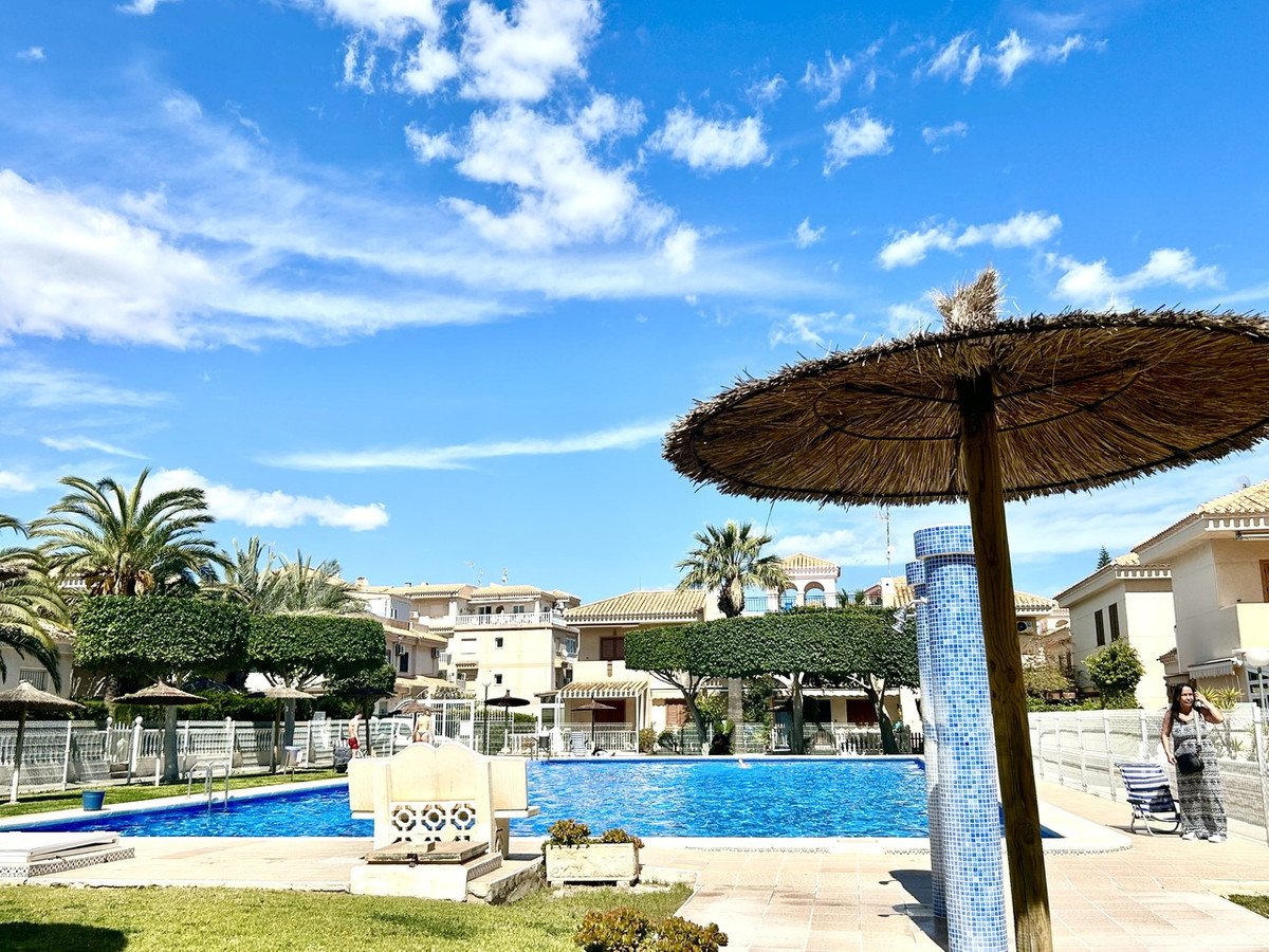 2 Bed Rijtjeshuis in Playa Flamenca in Playa Flamenca, 