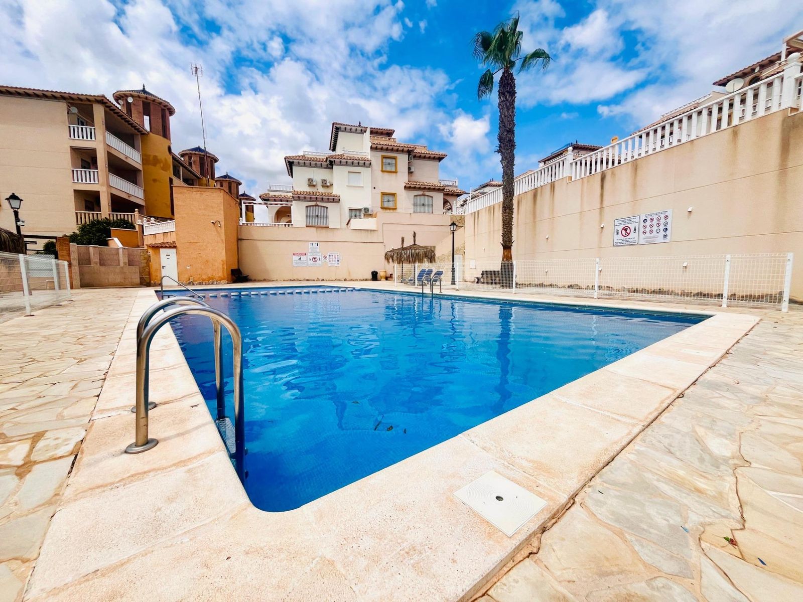 2 Bed Bungalow in Orihuela Costa في Orihuela Costa, بونجالو