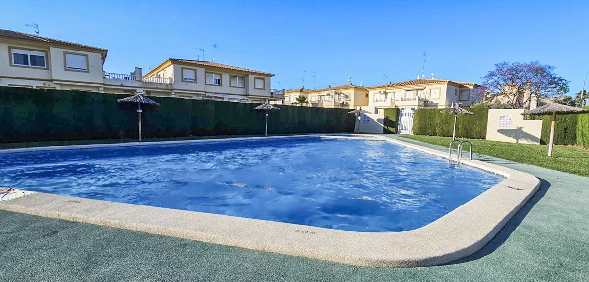 2 Bed Bungalow in Playa Flamenca في Playa Flamenca, فيلا أرضية