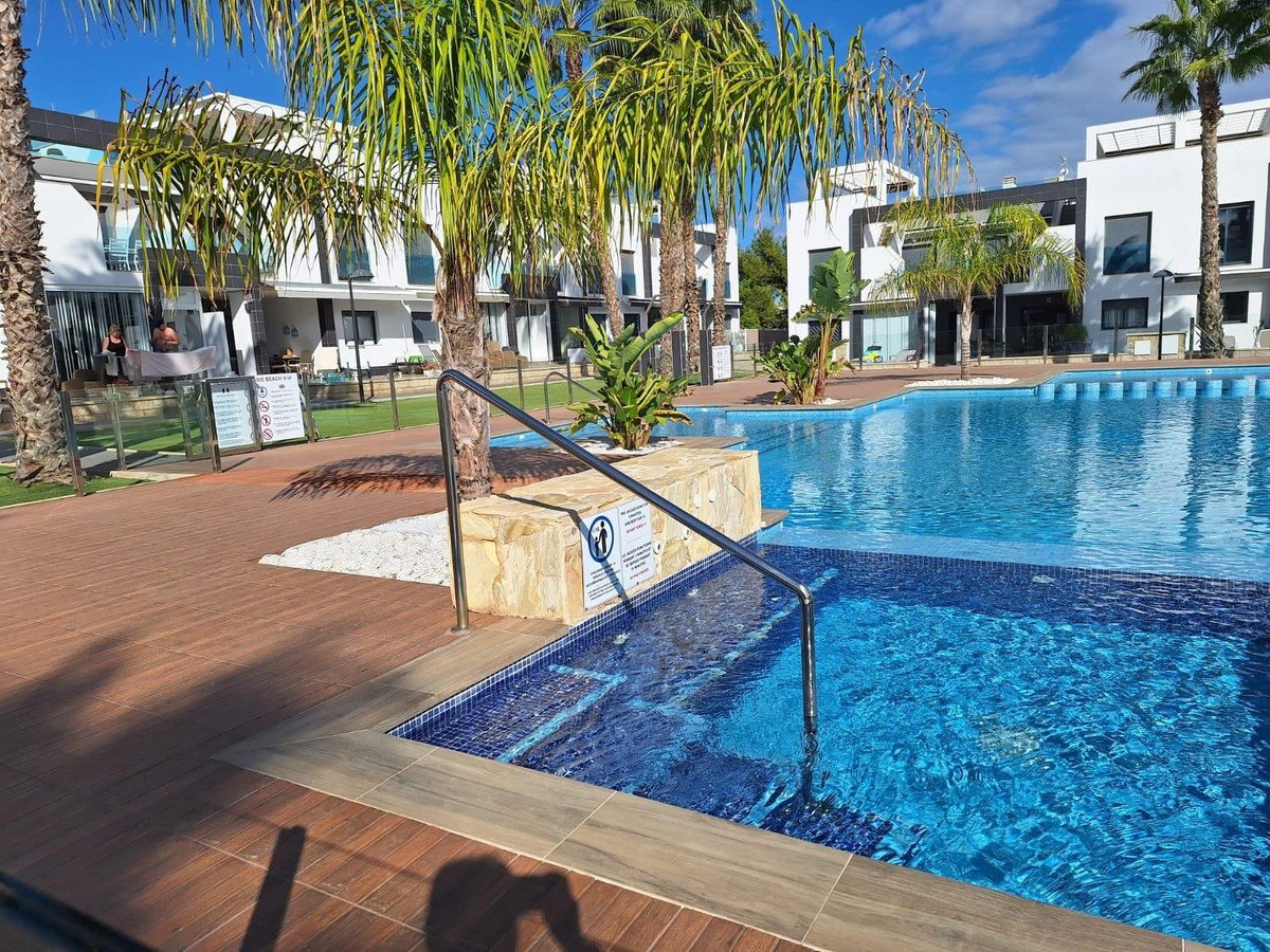 2 Bed Bungalow in Orihuela Costa i Orihuela Costa, Bungalow