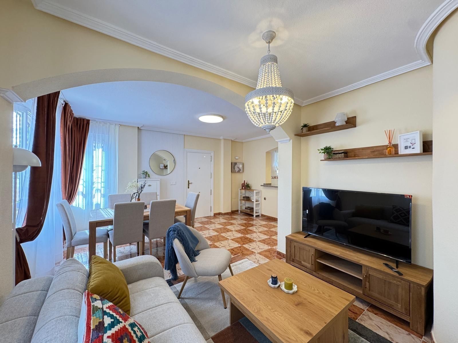 2 Bed Bungalow in Orihuela Costa في Orihuela Costa, بنغل