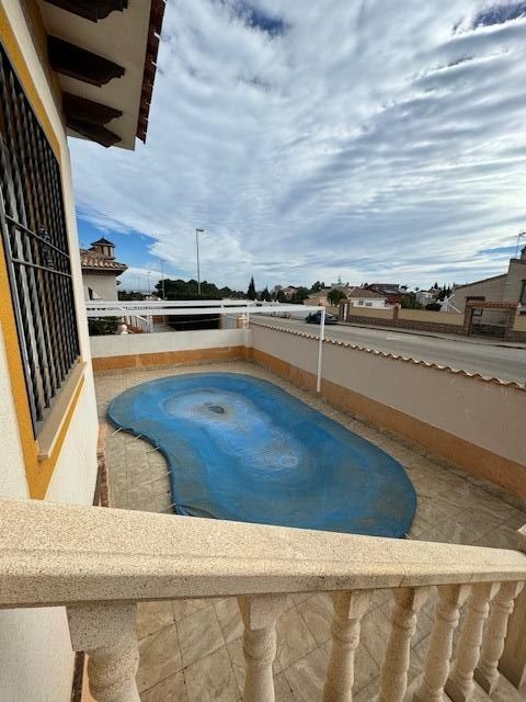 4 Bed Bungalow in Orihuela Costa في Orihuela Costa, بنجالو