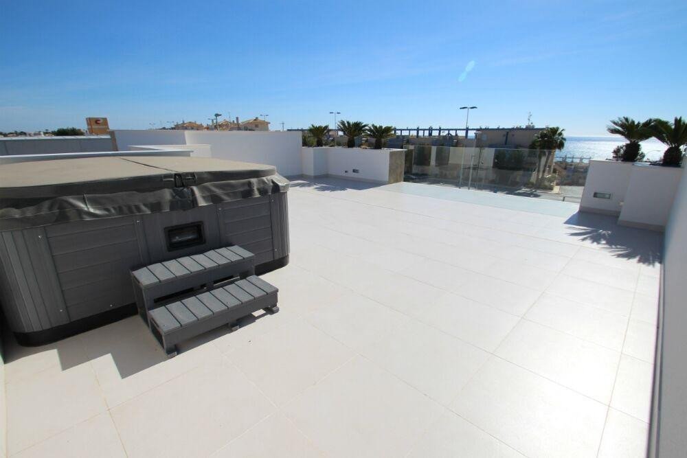 4 Bed Bungalow in Orihuela Costa في Orihuela Costa, تاون هاوس