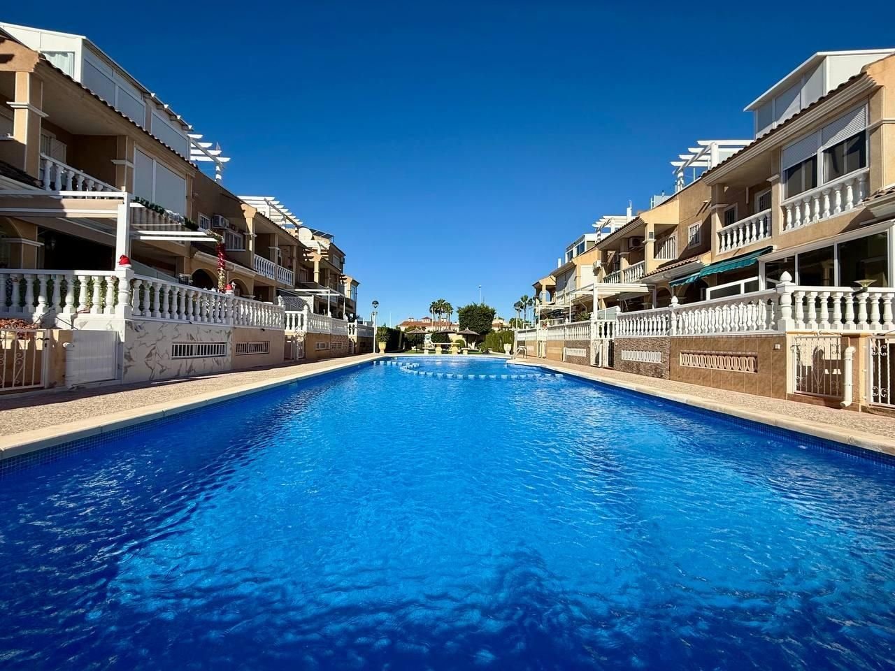4 Bed Bungalow in Orihuela Costa في Orihuela Costa, تاون هاوس