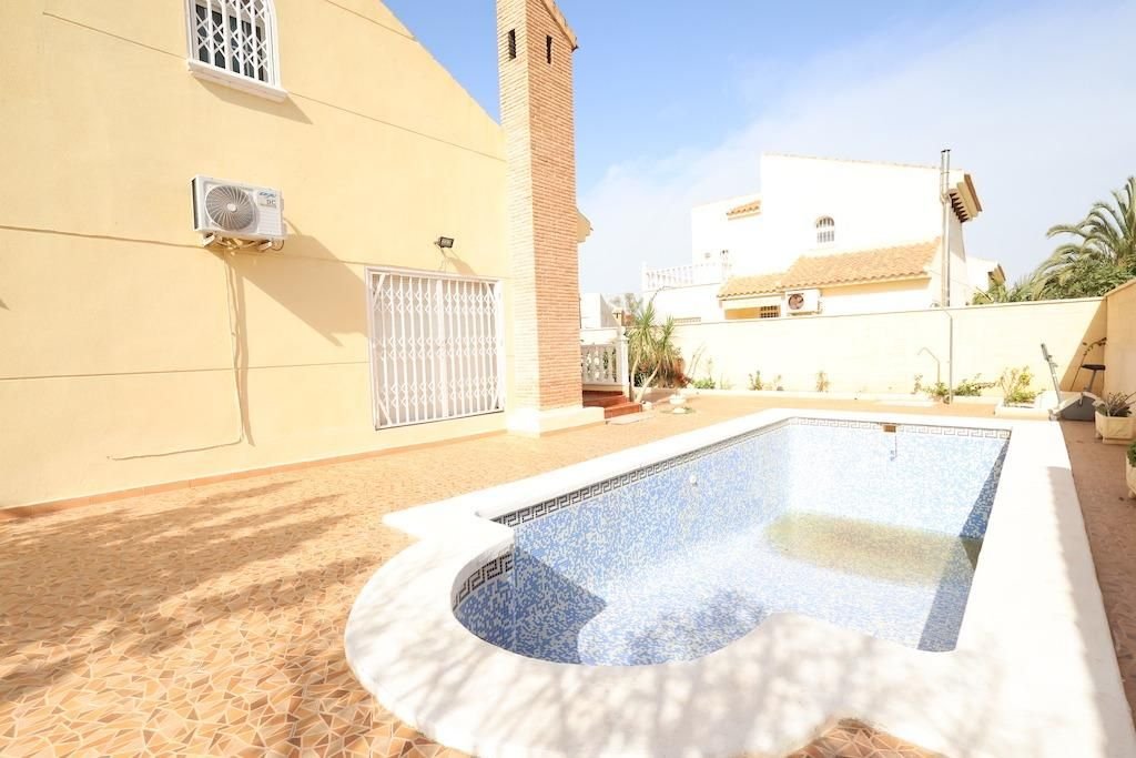4 Bed فيلا مستقلة in Playa Flamenca في Playa Flamenca, فيلا منفصلة