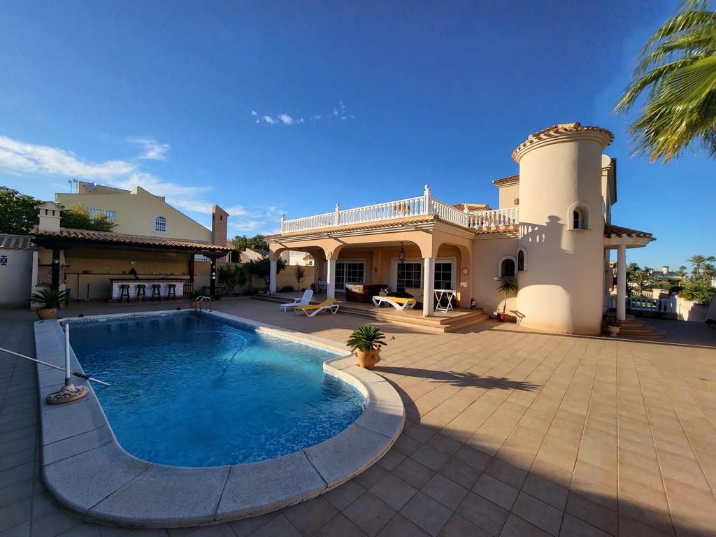 4 Bed فيلا مستقلة in Playa Flamenca في Playa Flamenca, فيلا منفصلة