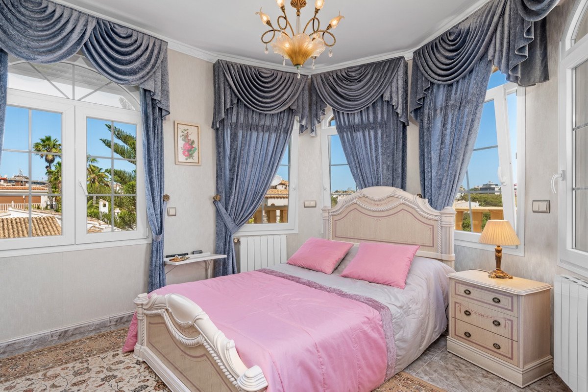 6 Bed Vrijstaande Villa in Playa Flamenca in Playa Flamenca, Vrijstaand Landhuis