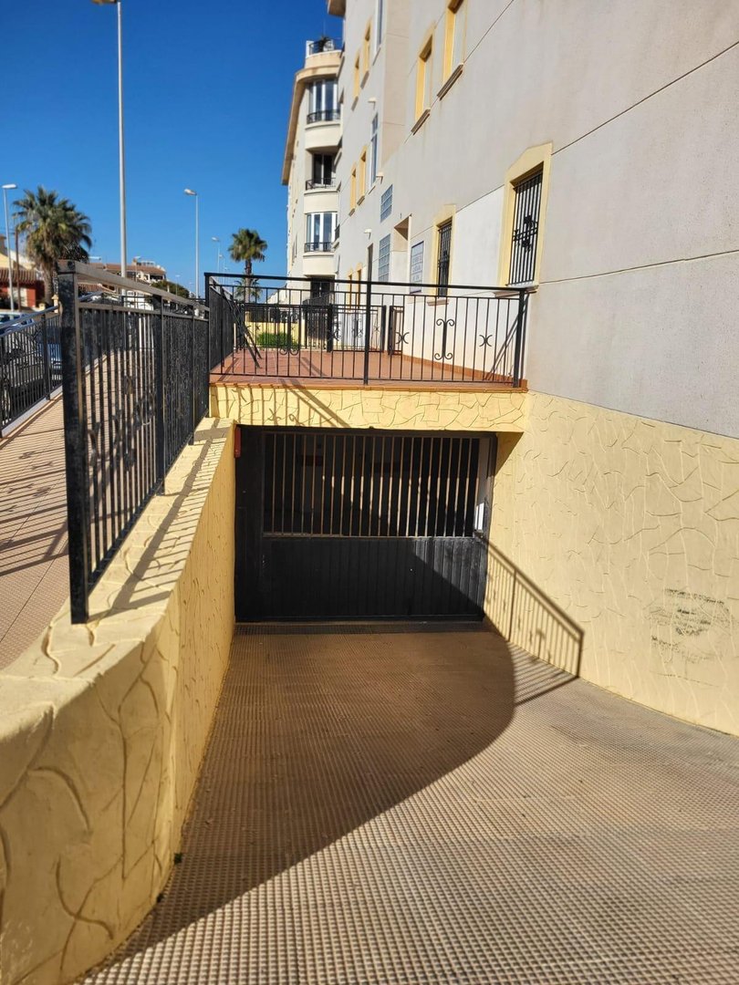 Garage in Orihuela Costa في Orihuela Costa, 